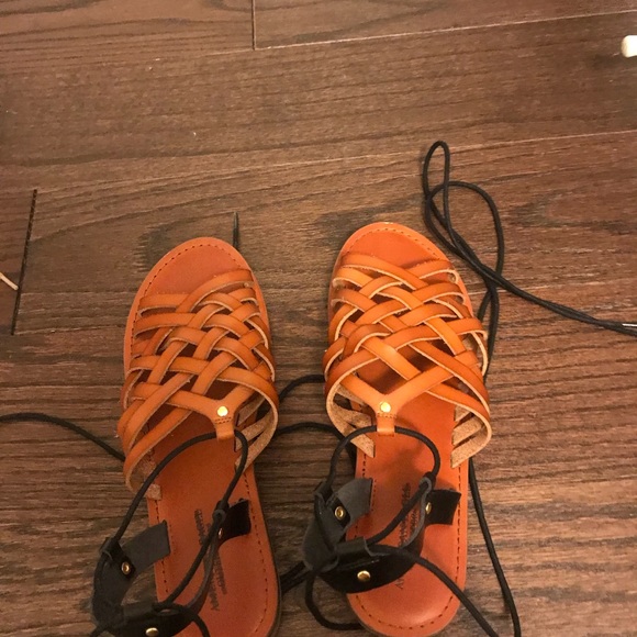 Gently worn shoes - Picture 6 of 8